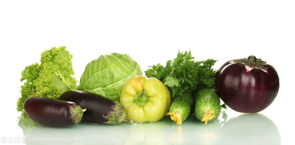 白色孤岛上的多彩盛宴 新鲜蔬菜的静物诗